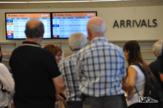 Muita gente aguardando a chegada de amigos e familiares no aeroporto de Montevideo, no Uruguai